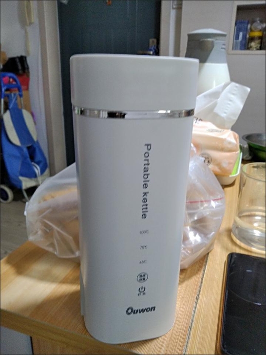 朋友送的，自己有一个了，旅行便携式电热水壶...