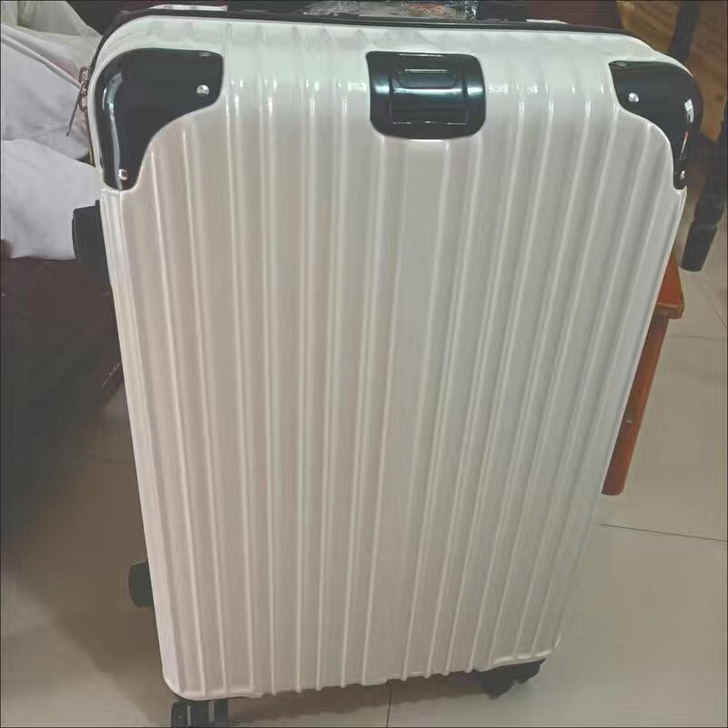 出一个26寸防刮白色密码锁行李箱旅行箱，质...