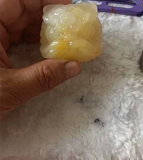 玉雕金丝玉帝王黄卡50 感兴趣的话点“我想...