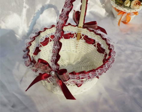 本来婚礼找了两个小花童就买了俩花篮 但是现...