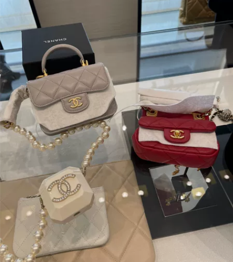 香奈儿早秋高级工坊手柄卡包灰色金扣 香奈儿...