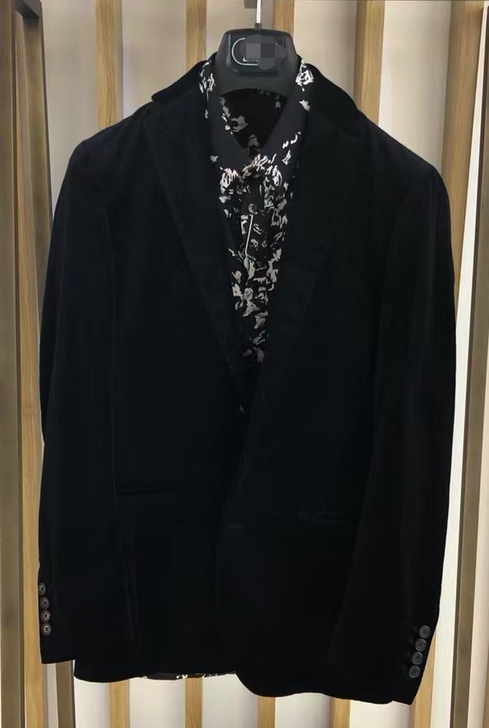 全新男款休闲西服一口价428，吊牌价589...