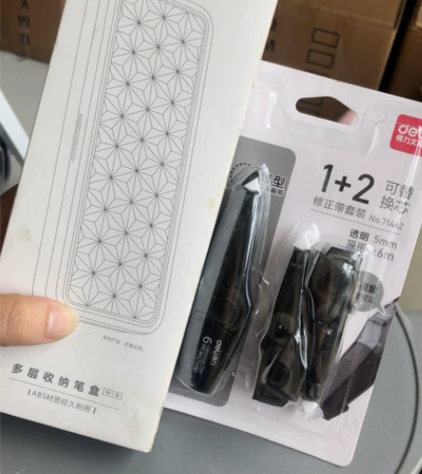 多层收纳笔盒➕修正带 感兴趣的话点“我想要...