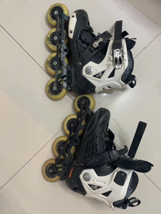 轮滑鞋可正常使用  送桩