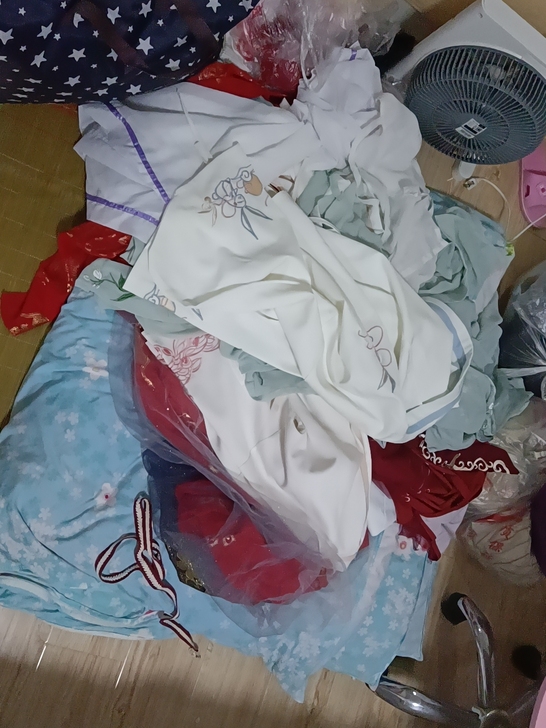 这里大概是一套襦裙红色的，m码三米摆，正的...