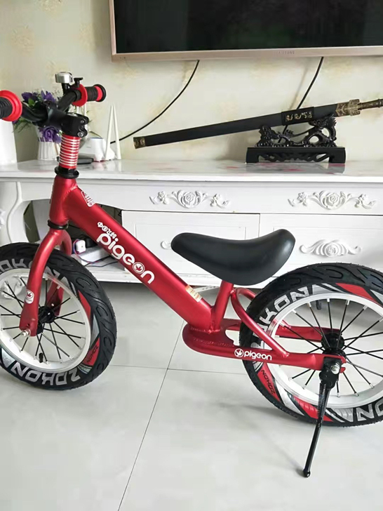 全新飞鸽老品牌彩色青少年儿童平衡车脚踏款自...