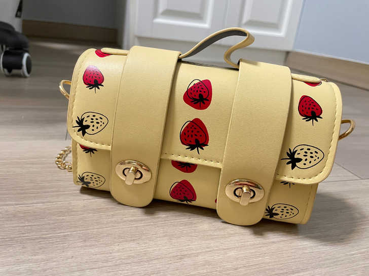 草莓小包微瑕疵，皮质软硬适中买来没发现瑕疵...