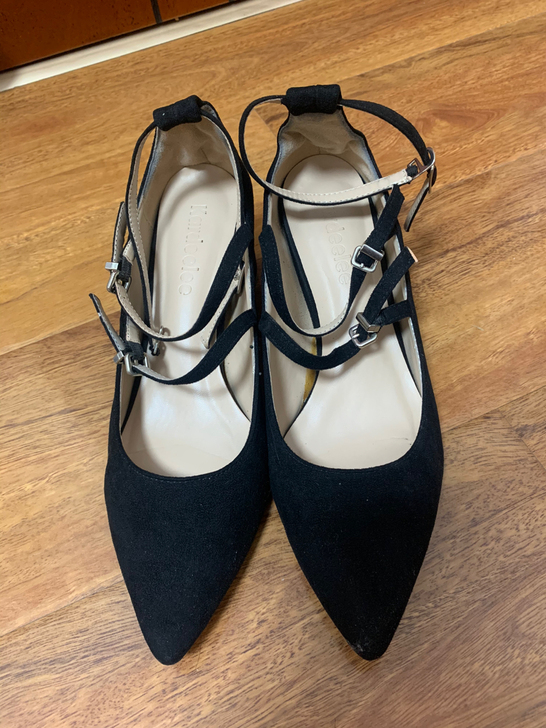 39码。黑色高跟鞋。