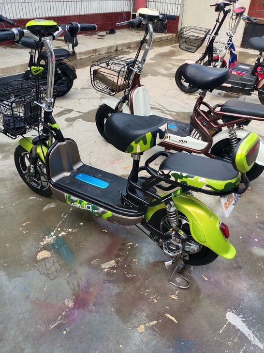 700