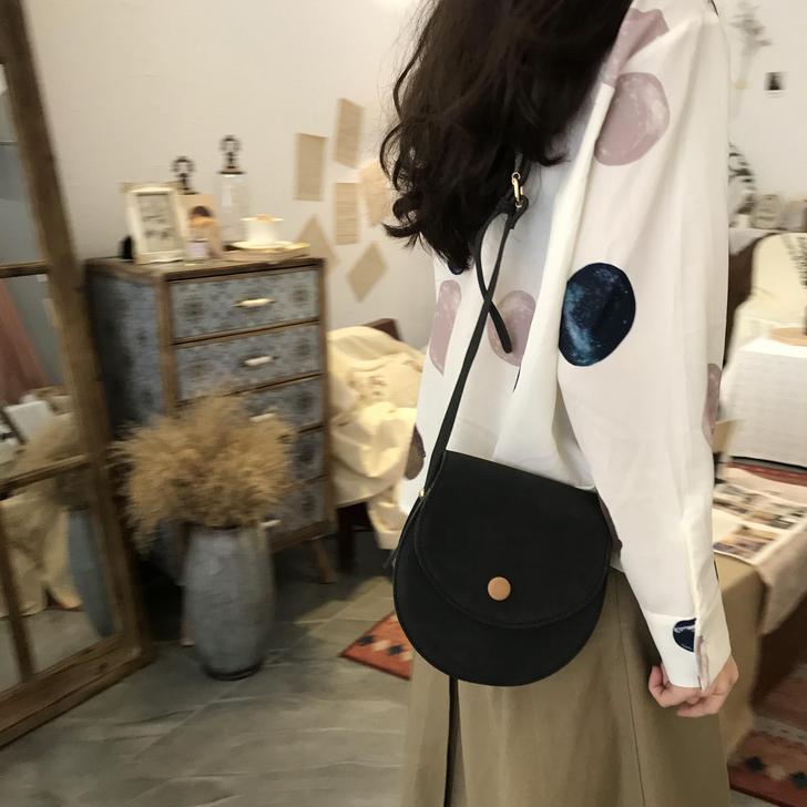 女包半圆翻盖斜挎包简约气质磨砂百搭单肩小圆包