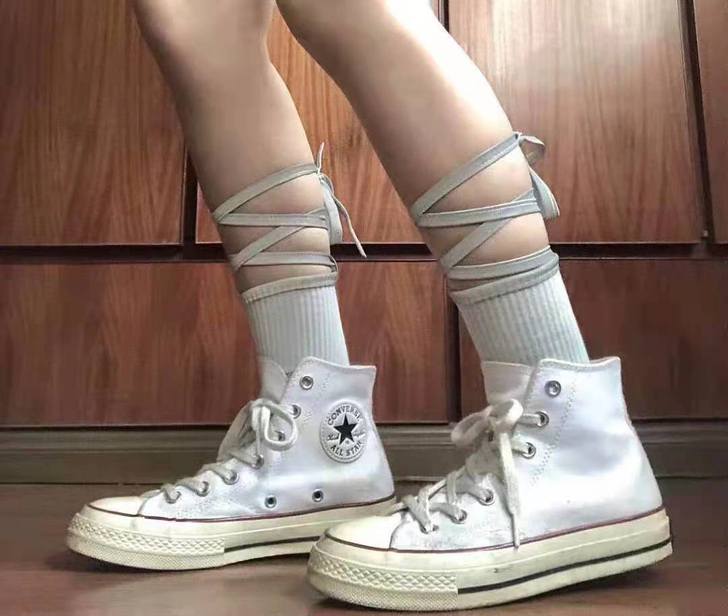出一双白色高帮帆布鞋女，穿了大概几个月，不...