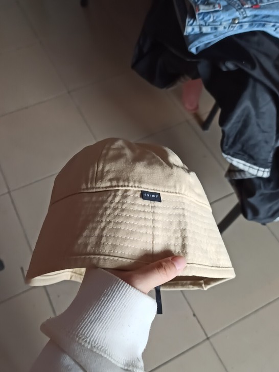 整理衣橱，收拾出一堆帽子，盆帽，棒球帽，针...