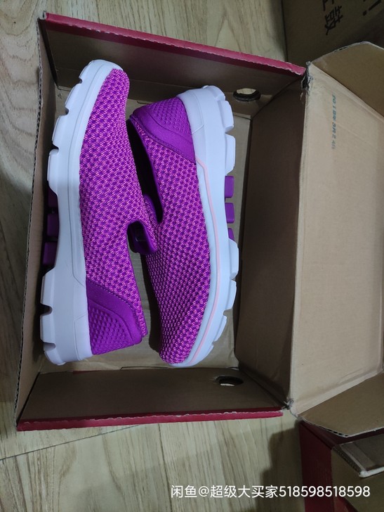 特步 女款运动鞋