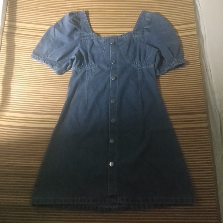 全新牛仔裙，吊牌剪了，试穿尺码小就闲置了，...