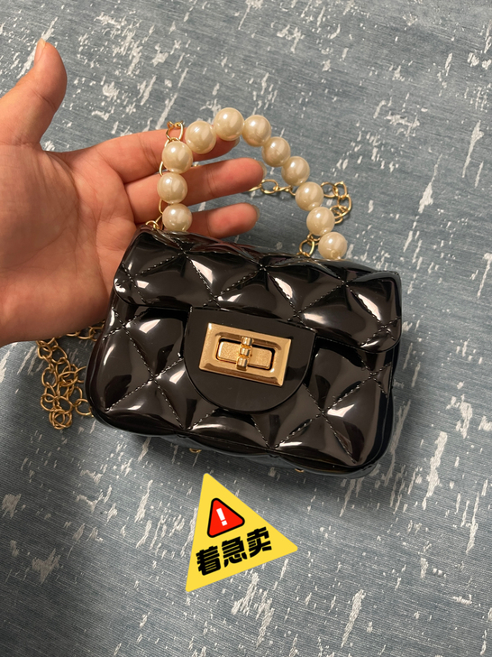 小香风网红包包全新，也是当下流行的。