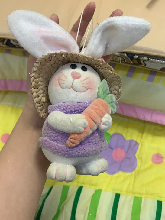 小兔子挂件，很可爱的，有点脏，抱着一个胡萝...