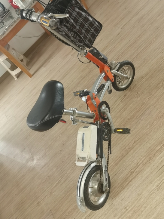 折叠电动车自行车，折叠只需几秒钟。一切功能...