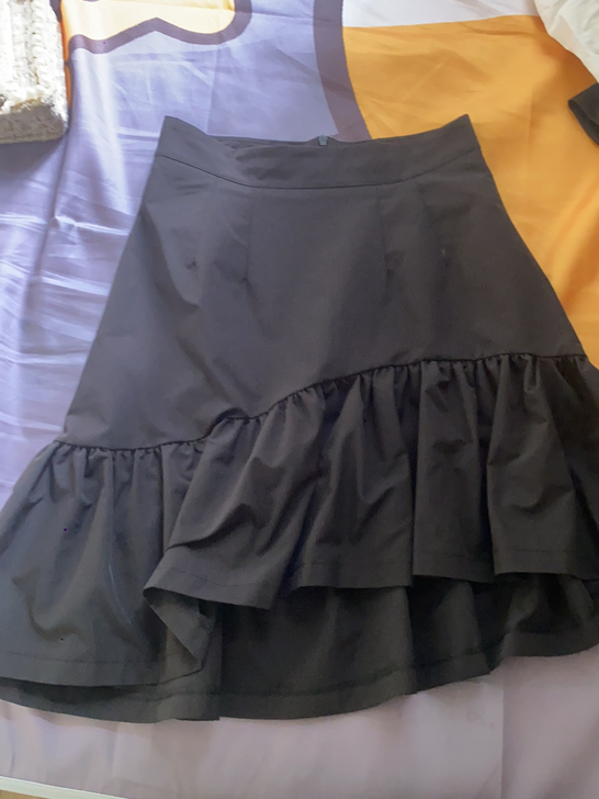 黑色鱼尾裙，10元，最大110，裙身不规则...