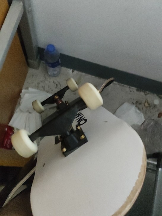 成人滑板，等于说一共两块板儿。买的时候是只...