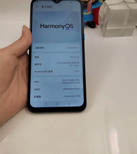 荣耀20   黑色  8+128 换过屏幕...