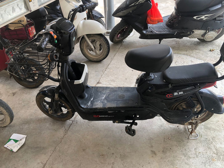 证件齐全还可以上牌，放的有一个月左右了不怎...