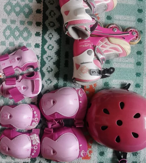 一整套轮滑装备，尺码是27到30，可以自动...