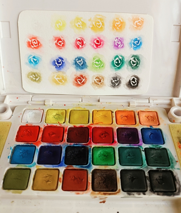 出樱花24色固彩 颜色非常貌美对新手来说足...