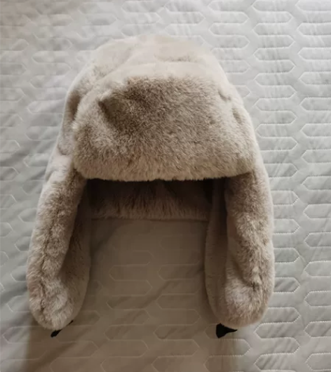 冬天戴的雷锋帽，超级暖和，不掉毛，具体什么...