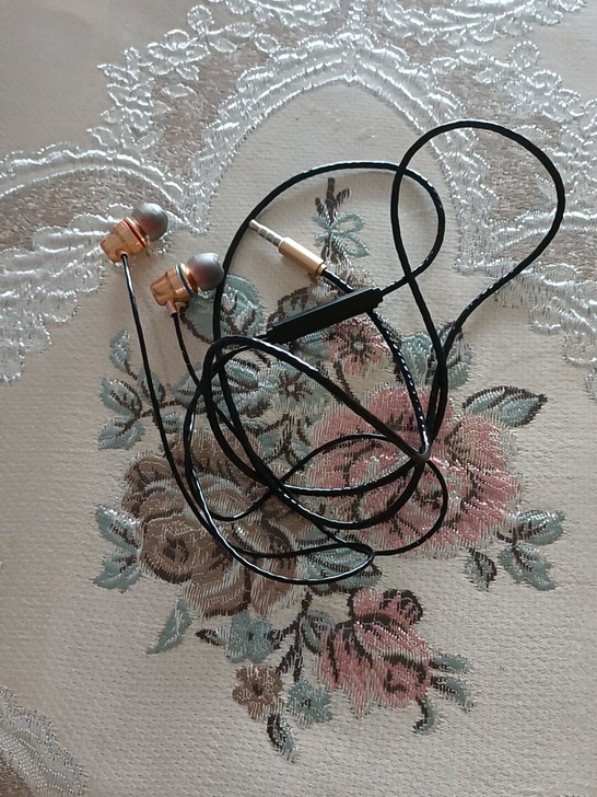 以前买的耳机不适合手机接口，带回来没用几次...