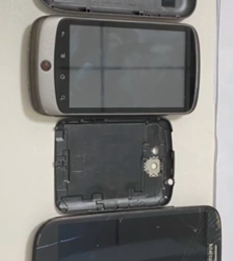 黑莓手机、HTC手机、三星手机，抽屉里翻出...