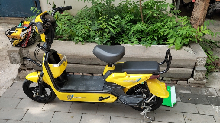 电动自行车，品牌是亮咖，基本全新，带一个2...
