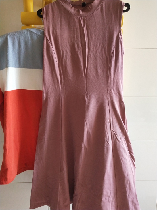 优衣库 中长裙，越南产。外穿配个打底，适合...