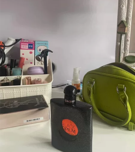 黑鸦片香水,就喷过一次,香味不太适合自己,...