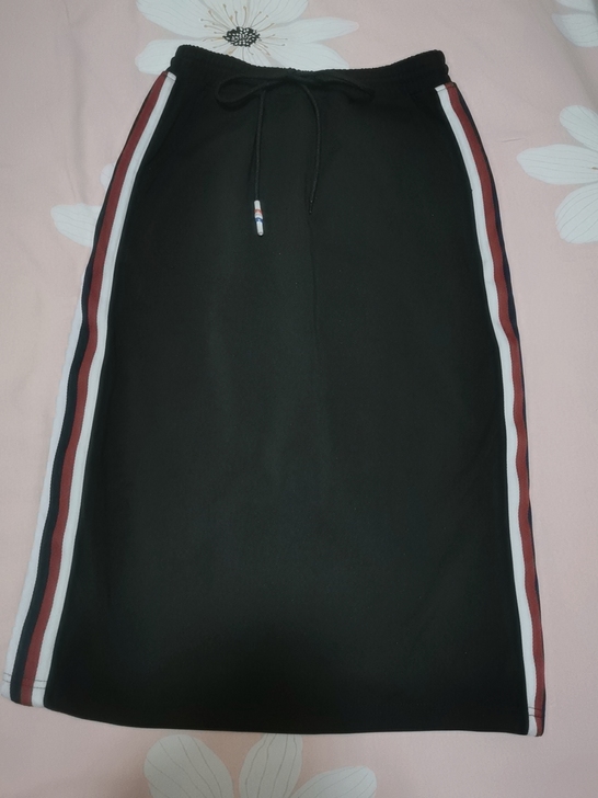 集休闲优雅为一体的一步裙，小心机后开叉设计...