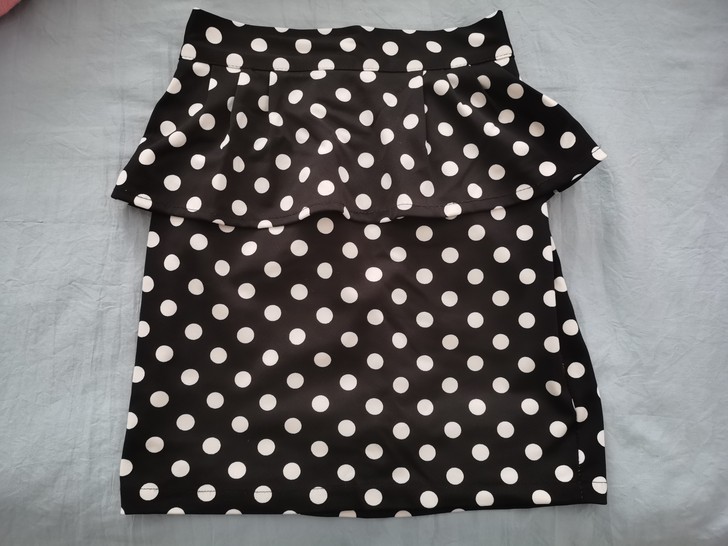 #清衣柜 波点显瘦荷叶边韩版半裙 廓形：H...