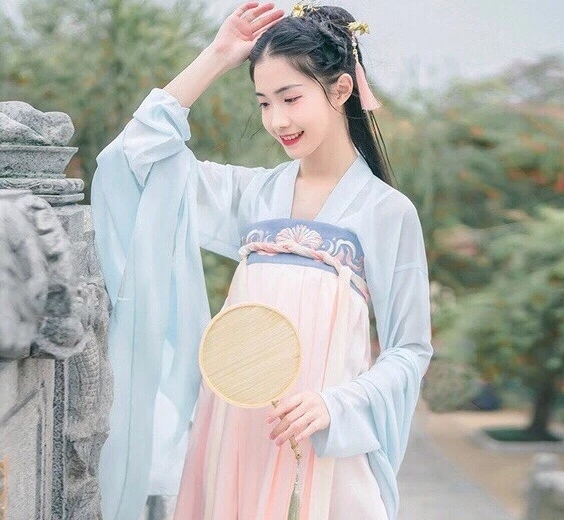 /汉尚华莲已绝版碧空齐胸襦裙