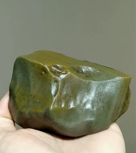 戈壁泥石玉，打灯透光三毫米左右，形状比较周...