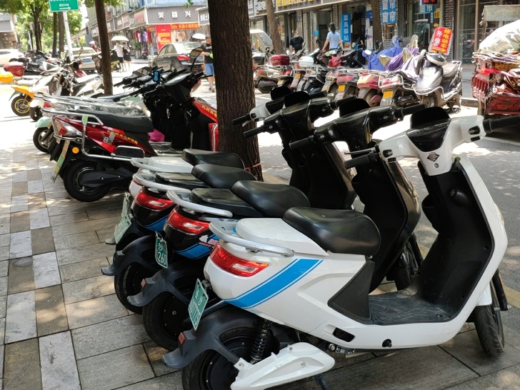 九成新雅迪哈啰电动自行车带48v16ah锂...