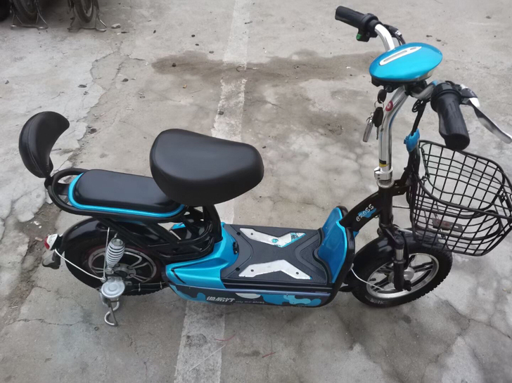 出小款电车 成热好