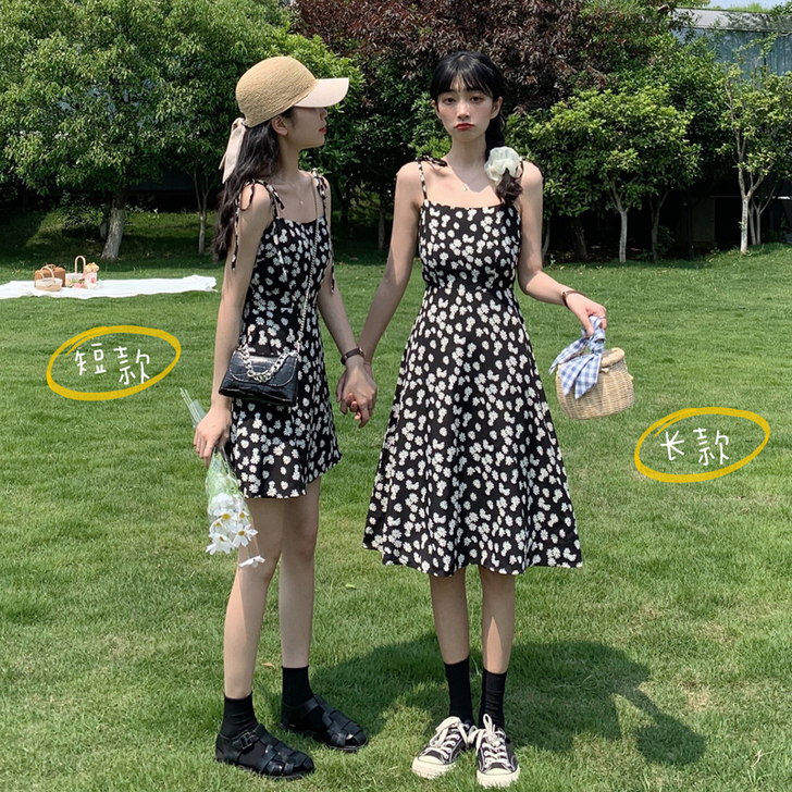 连衣裙  左边那一件吊带小短裙，试穿了一下...