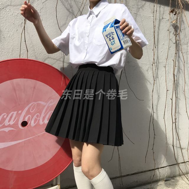 东日是个卷毛 黑色百褶裙