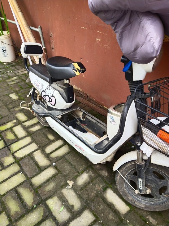 今早发现电瓶被偷了！！！  家里有车，平时...