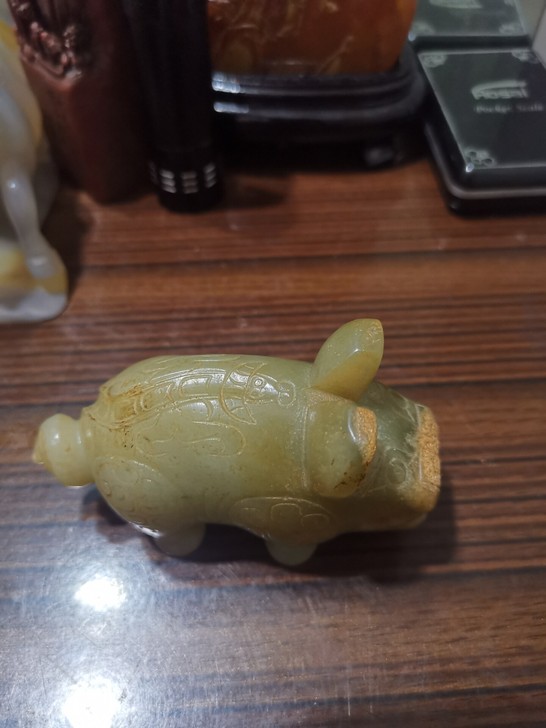 古玉和田白玉玉虎。玉质油润细腻，沁色入骨晕...