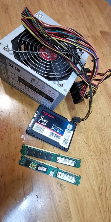一个400瓦电源，一个金泰克固态硬盘120...
