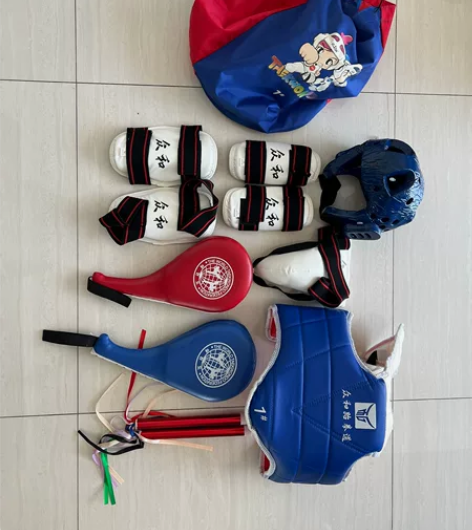 小学生跆拳道套装，包括头套，护具，双截棍，...