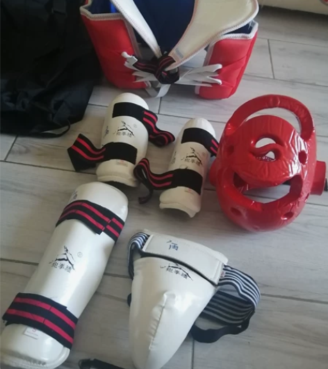 儿童S号跆拳道护具，少一个护膝！！！50包...