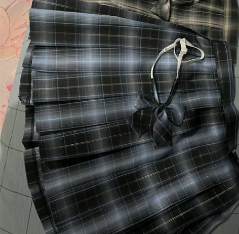 两条 jk群 一件风琴褶白衬衣都是XL码 ...