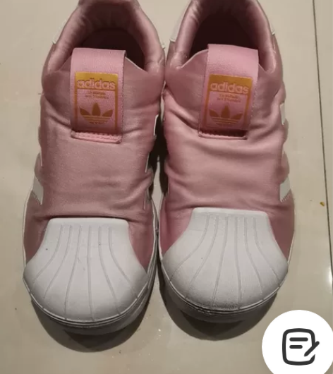 阿迪达斯运动鞋，8成新，32码 感兴趣的话...