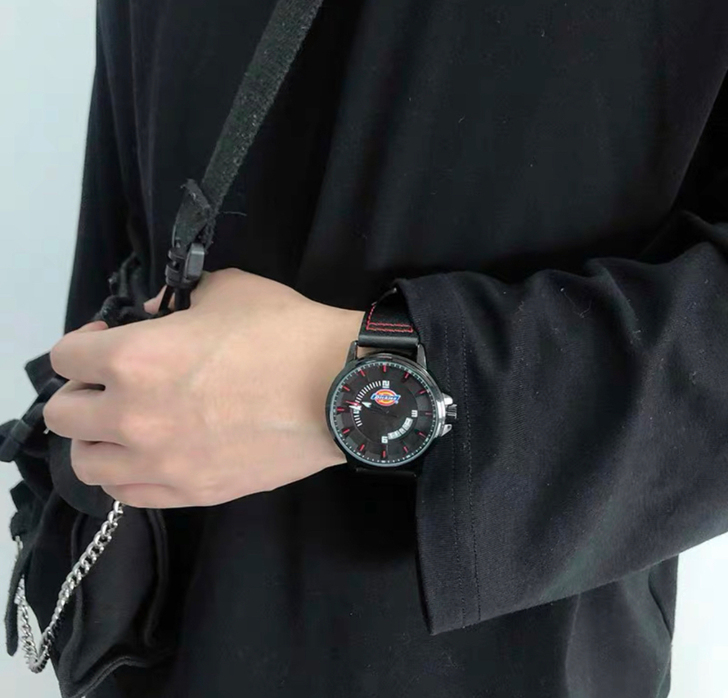 恨好看的一块表 表带裂开了可以换  电池也...