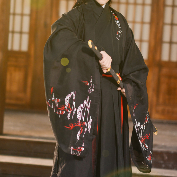 【出售/租】如梦霓裳火狮刺绣夏季男汉制披风黑